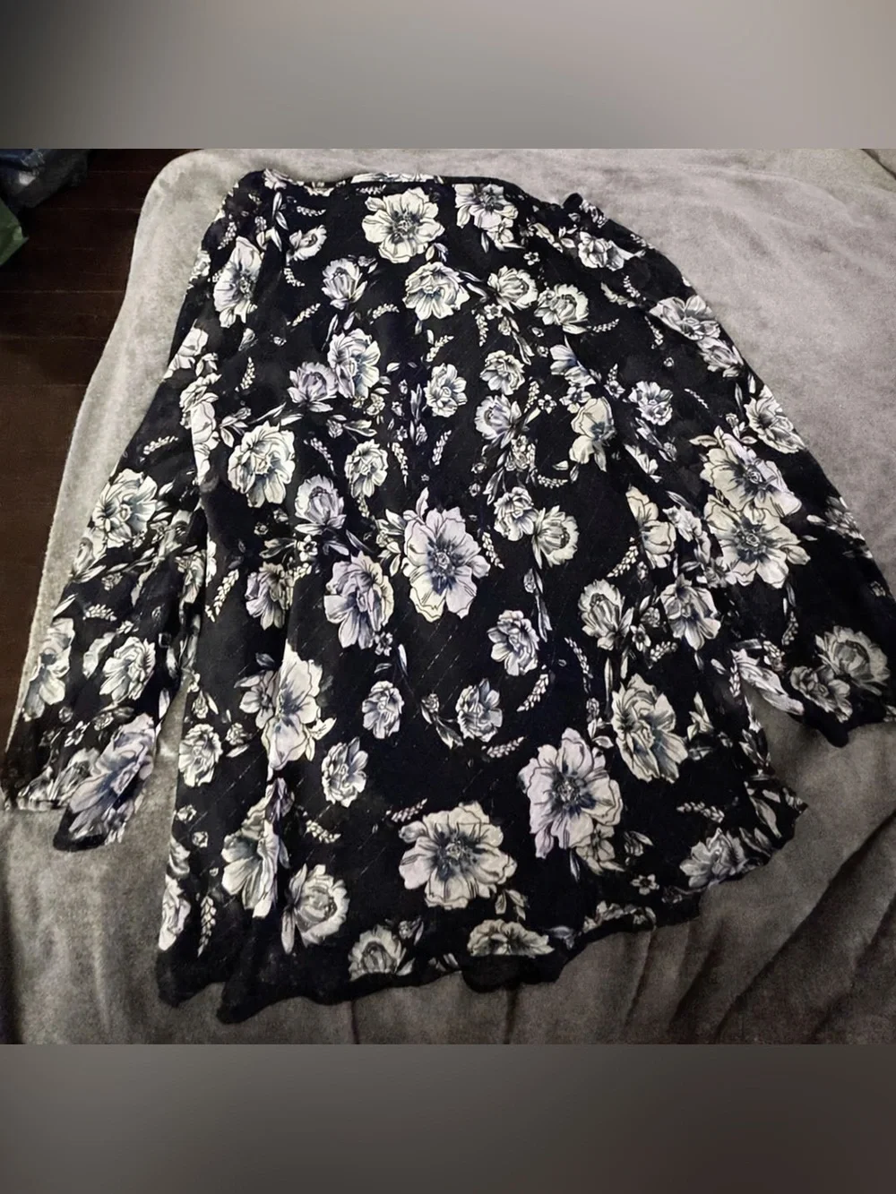 New Tamara H blouse, loose sleeves, sits above wrists. Elastic cuffs. Glitter. L - Picture 5 of 16
